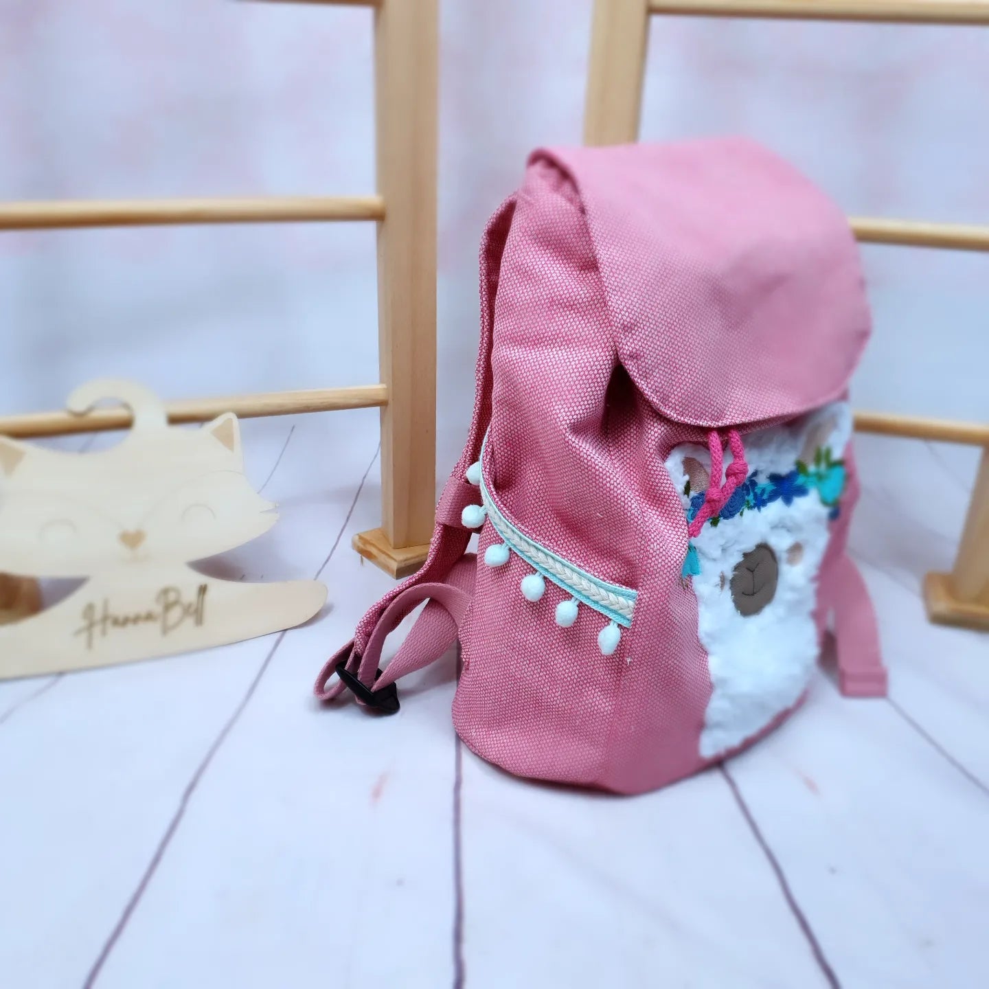 KIndergartenrucksack für Kinder im Alter von 2-6 Jahren. Der Rucksack ist aus einem pinken Strukturcanvas genäht und mit einer BohoLama bestickt. Der Rucksack kann individualisiert werden, ein Wunschname ist inklusive