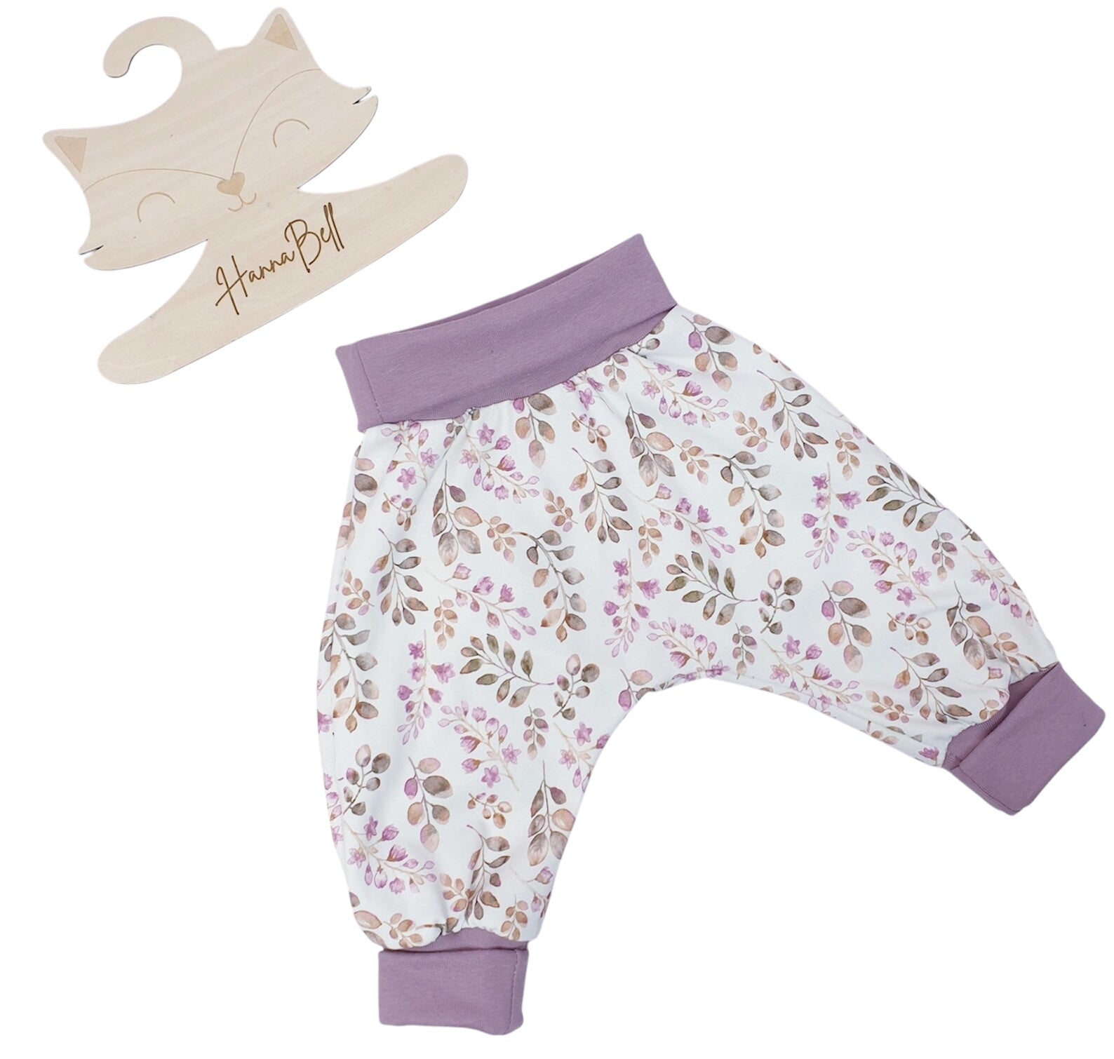 Mitwachsende Babyhose aus hellem Jersey mit zarten Aquarellblumen in Altrosa und Grün, Bündchen aus Baumwolle in Altrosa, Größen 56-104