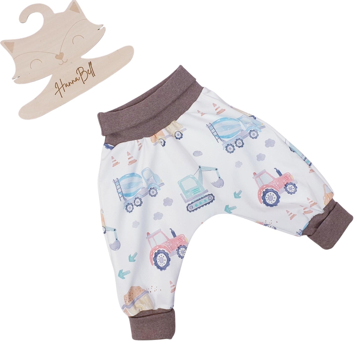 Mitwachsende Babyhose mit Mini-Trucks in Aquarelloptik aus hellem Jersey, bequeme Bündchen, Größen 56-104