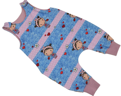 Handgefertigter Babystrampler in Größe 56 mit niedlichem Design aus Herzen, Blümchen und Mädchen in Rosa und Blau, liebevoll gestaltet von HannaBell, sofort versandbereit.”