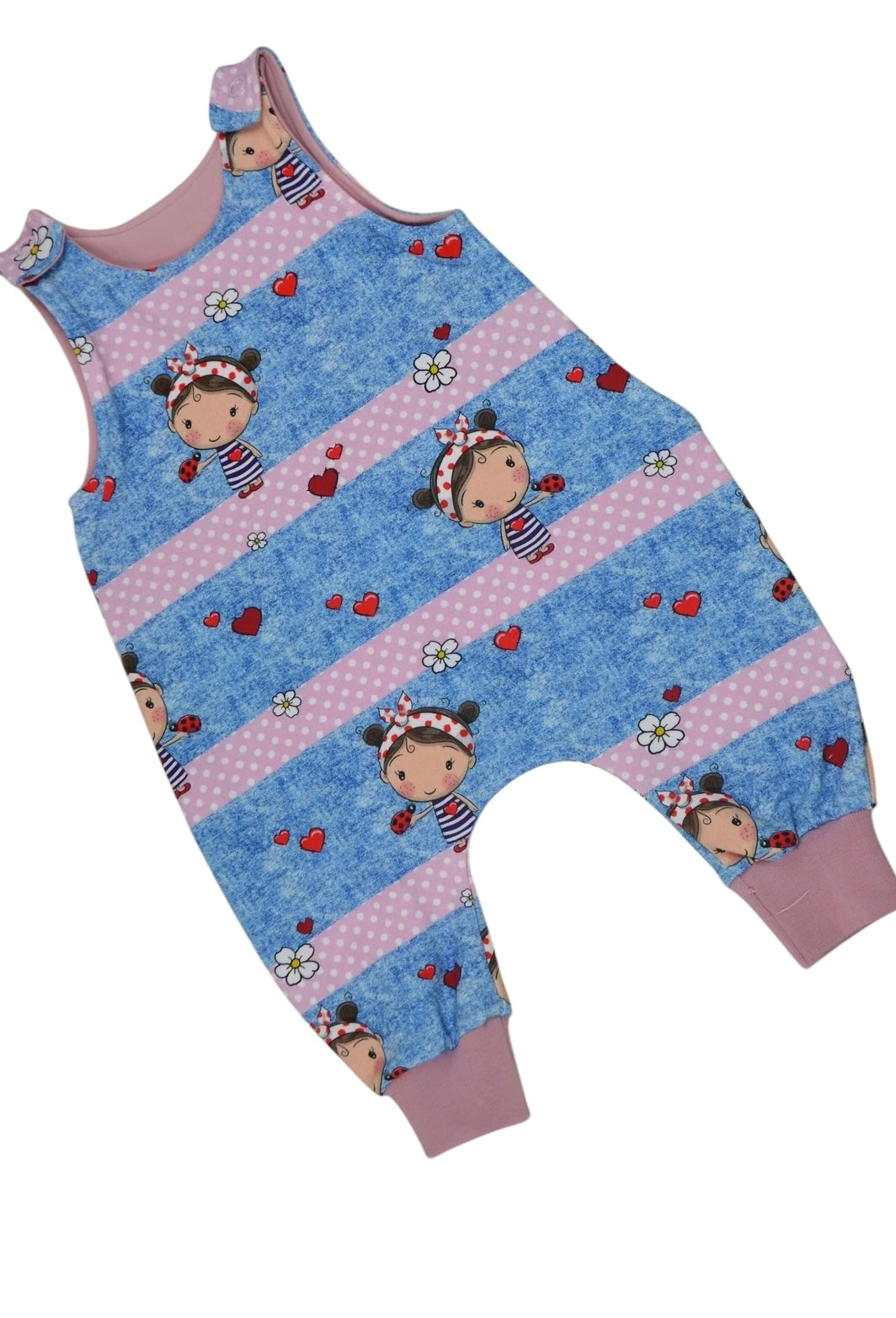 Handgefertigter Babystrampler in Größe 56 mit niedlichem Design aus Herzen, Blümchen und Mädchen in Rosa und Blau, liebevoll gestaltet von HannaBell, sofort versandbereit.”