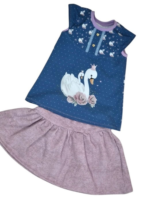 Einzigartiges Set aus dunkelblauem Kleid mit Schwanenprint und rosafarbenem Rock in Größe 116, handgefertigt von HannaBell – ideal für kleine Mädchen.