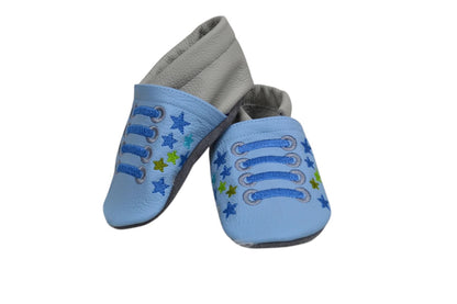 Lederpuschen Babyblau & Hellgrau - Sneaker Design mit gestickter Schnürung, personalisierbar mit Name