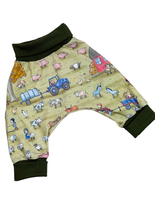 Mitwachsende Babyhose aus handgenähtem Jersey mit Bauernhof-Motiv, Größe 56-104