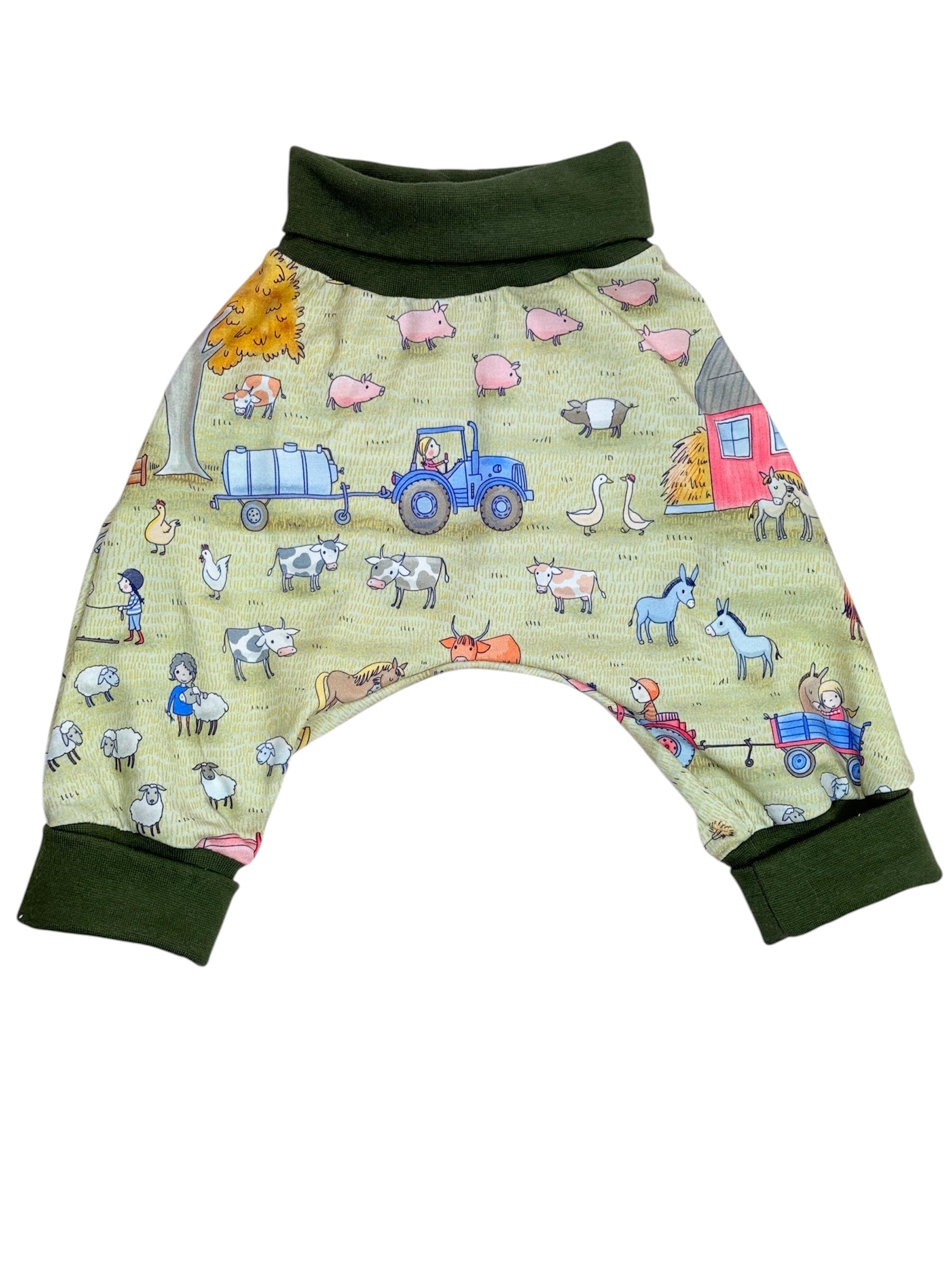 Handgefertigte Babyhose mit Traktor- und Tier-Muster, perfekt für kleine Tierfreunde